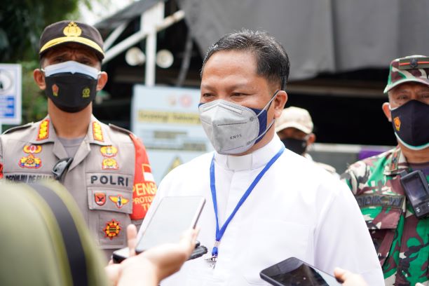 Romo Matius melayani awak media